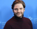 Daniel Brühl: 'Noi tedeschi lo sappiamo meglio di chiunque altro, non ci sono vincitori in guerra'