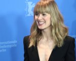 Berlino 2018: Rosamund Pike, la sua scollatura vertiginosa 'scalda' il Festival