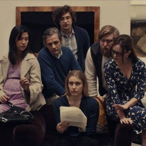 Mistress America: Greta Gerwig e Lola Kirke insieme ad altri attori in un'immagine del film