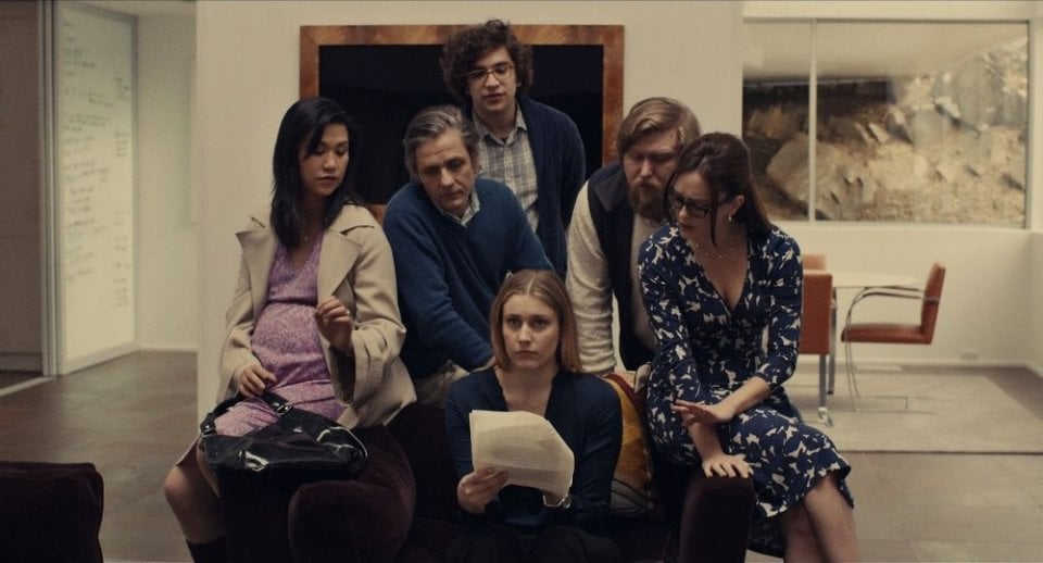 Mistress America: Greta Gerwig e Lola Kirke insieme ad altri attori in un'immagine del film