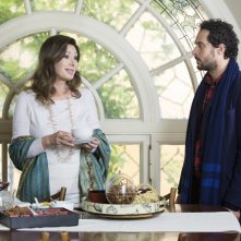 E' arrivata la felicità: Claudio Santamaria con Edwige Fenech in una scena