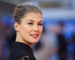 Radioactive: Amazon produrrà il biopic su Marie Curie con Rosamund Pike