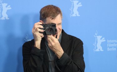 Berlino 2018: Gus Van Sant scatta foto al photocall di Don't Worry, He Won't Get Far on Foot