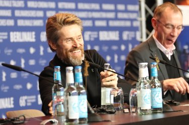 Berlino 2018: Willem Dafoe sorride in conferenza