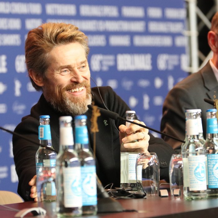 Berlino 2018: Willem Dafoe sorride in conferenza