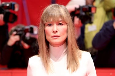 Berlino 2018: Rosamund Pike sul red carpet di 7 Days in Entebbe