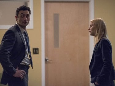 Homeland: Claire Danes e Morgan Spector in una scena dell'episodio Enemy of the State