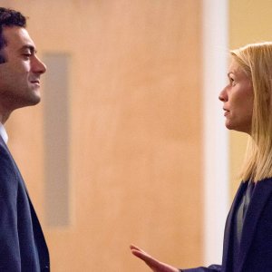 Homeland: Morgan Spector con Claire Danes in una scena dell'episodio Enemy of the State