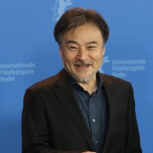Berlin 2018: un sorridente Kiyoshi Kurosawa al photocall di Yocho