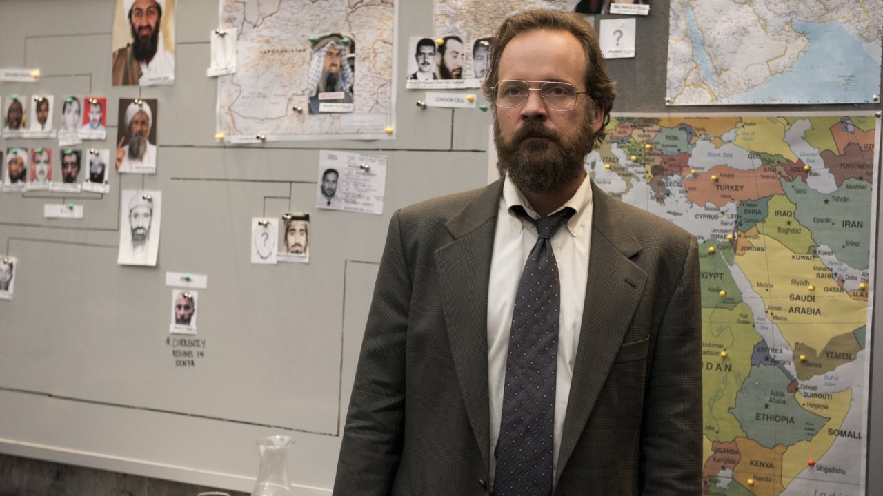 Peter Sarsgaard in una scena di The Looming Tower
