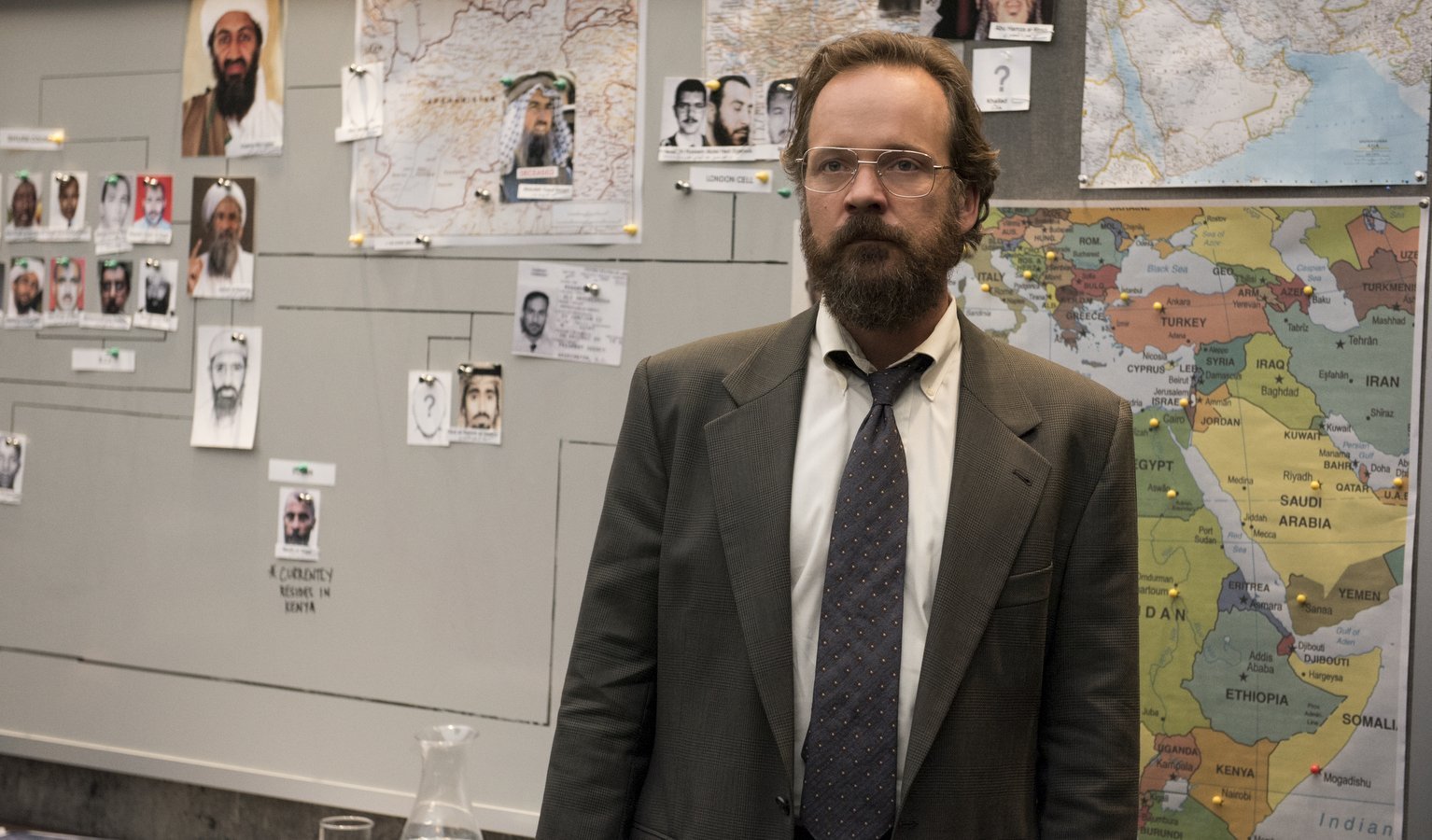 Peter Sarsgaard in una scena di The Looming Tower
