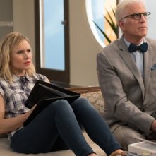The Good Place: Kristen Bell e Ted Danson in una foto della seconda stagione
