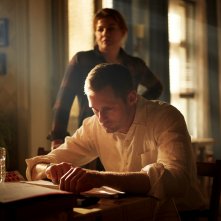 Mute: una scena con Alexander Skarsgård 