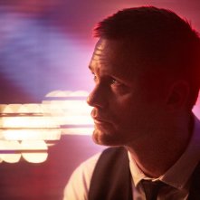 Mute: un primo piano di Alexander Skarsgård 