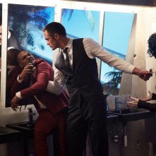 Mute: Alexander Skarsgård in una scena d'azione nel film