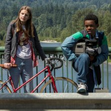 Everything Sucks!: Peyton Kennedy insieme a Jahi Di'Allo Winston in una scena della serie