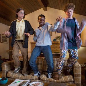 Everything Sucks!: Rio Mangini, Jahi Di'Allo Winston, e Quinn Liebling in una scena