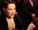 Berlino 2018: Claire Foy scalda il red carpet con la sua risata contagiosa