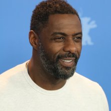 Berlino 2018: Idris Elba sorridente al photocall di Yardie
