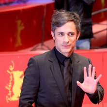 Berlino 2018: Gael García Bernal saluta sul red carpet di Museum