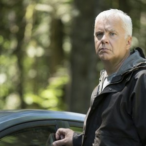 Here and Now: Tim Robbins in una scena della serie