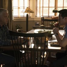 Here and Now:  Raymond Lee e Tim Robbins in una scena