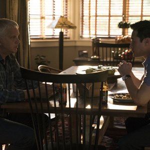 Here and Now:  Raymond Lee e Tim Robbins in una scena