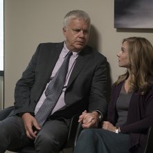 Here and Now: Holly Hunter e Tim Robbins in una scena della serie