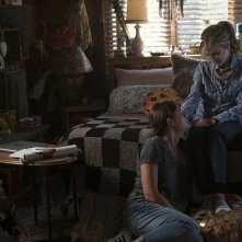 Here and Now: Holly Hunter e Sosie Bacon in una scena della serie