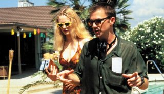 Heather Graham sul set del film Boogie Nights insieme al regista Paul Thomas Anderson