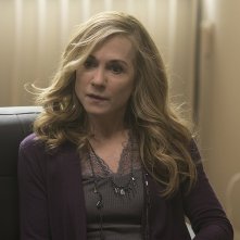 Here and Now: Holly Hunter in un episodio della serie