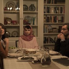 Here and Now: Peter Macdissi, Necar Zadegan, e Marwan Salama in una scena