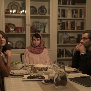 Here and Now: Peter Macdissi, Necar Zadegan, e Marwan Salama in una scena