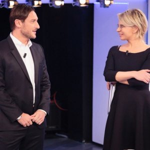 Maria De Filippi con Francesco Totti a C'è posta per te nel 2018