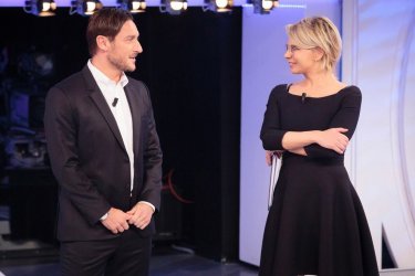 Maria De Filippi con Francesco Totti a C'è posta per te nel 2018