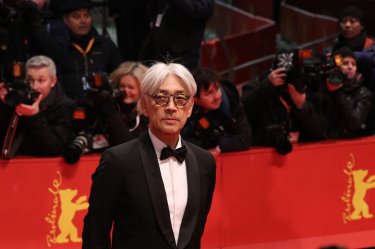 Berlino 2018: Ryūichi Sakamoto sul red carpet della cerimonia di premiazione
