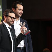 Berlino 2018: uno scatto di Manuel Alcalá e Alonso Ruizpalacios alla conferenza dei premiati
