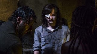 The Walking Dead: Chandler Riggs insieme a Andrew Lincoln e Danai Gurira nell'episodio Honor