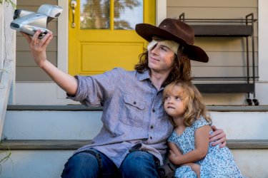 The Walking Dead: Chandler Riggs durante una scena dell'episodio Honor