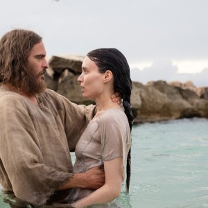 Maria Maddalena: Joaquin Phoenix e Rooney Mara in una scena del film