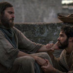 Maria Maddalena: Joaquin Phoenix e Tahar Rahim in una scena del film