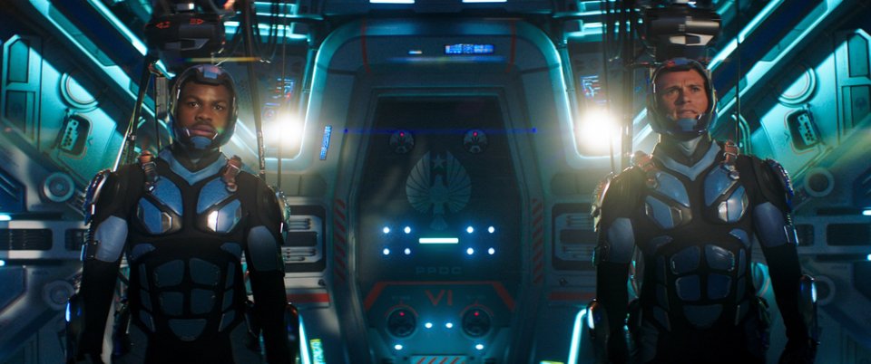 Pacific Rim: Uprising, John Boyega e Scott Eastwood in una foto del film