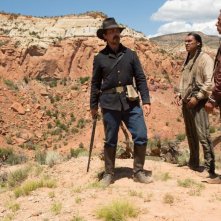 Hostiles - Ostili: Wes Studi e Christian Bale in una scena del film