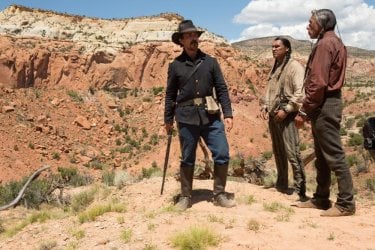 Hostiles - Ostili: Wes Studi e Christian Bale in una scena del film