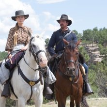 Hostiles - Ostili: Rosamund Pike e Christian Bale in una scena del film