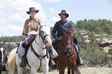 Hostiles - Ostili: Rosamund Pike e Christian Bale in una scena del film