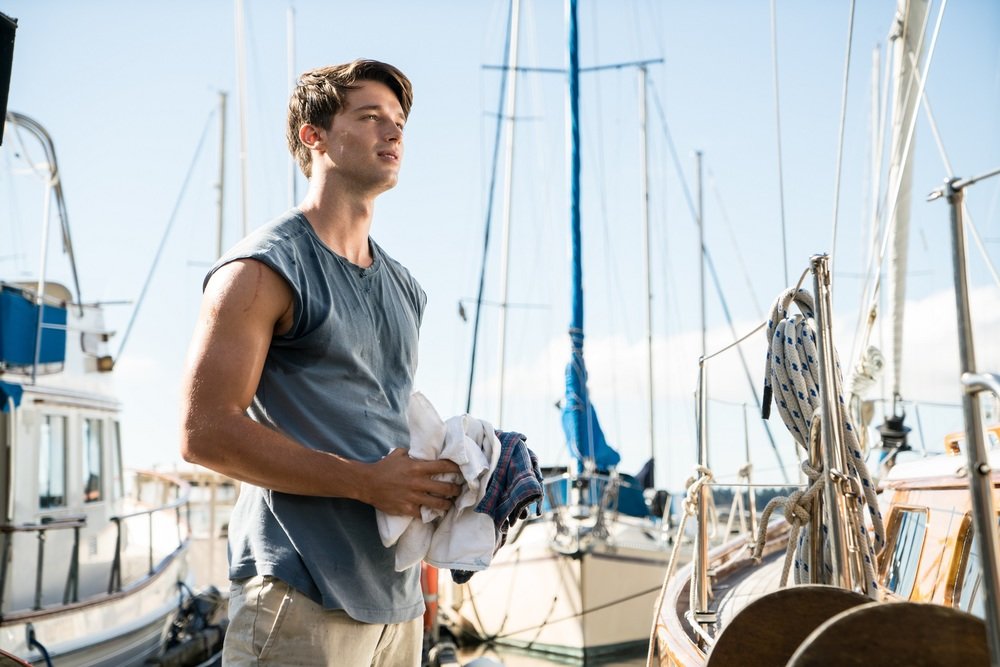 Patrick Schwarzenegger in una scena di Il sole a mezzanotte