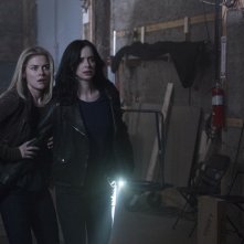 Jessica Jones: una foto di Rachel Taylor e Krysten Ritter