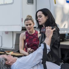 Jessica Jones: la protagonista in azione in una foto della seconda stagione