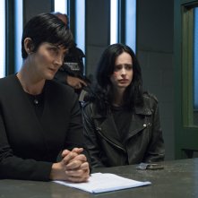 Jessica Jones: Carrie-Anne Moss e Krysten Ritter in una foto della serie